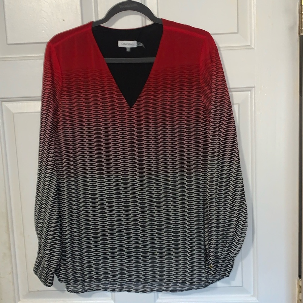 🎄 Calvin Klein Ombré Abstract Print V Neck Blouse Red Black Long Sleeve M